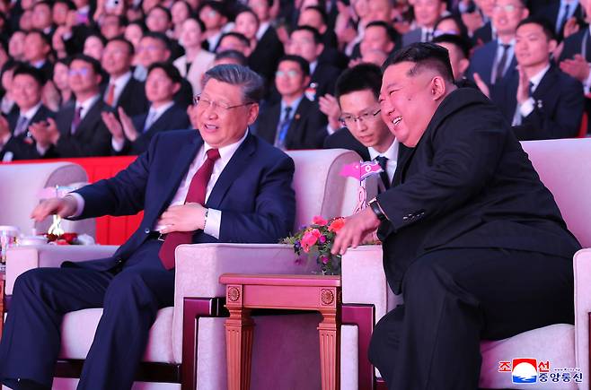 시진핑 중국 국가주석(왼쪽)과 김정은 북한 국무위원장(오른쪽)이 8일 평양체육관에서 함께 공연을 관람하고 있다. 연합뉴스