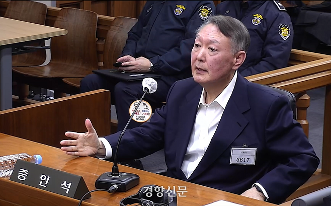12·3 불법계엄 내란 우두머리 혐의로 구속 기소된 윤석열 전 대통령이 지난해 11월19일 서울중앙지법에서 열린 한덕수 전 국무총리의 내란 중요임무종사 등 혐의 재판에 증인에 출석해 발언하고 있다. 서울중앙지방법원 제공