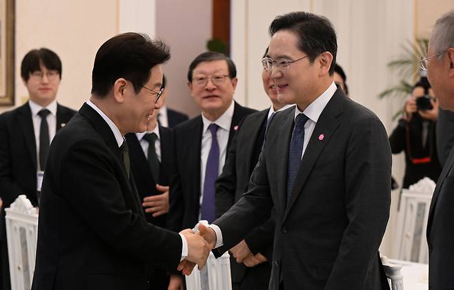 이재명 대통령이 지난 2월4일 청와대에서 열린 청년일자리와 지방투자 확대를 위한 기업간담회에서 이재용 삼성전자 회장과 인사하고 있다. 청와대사진기자단