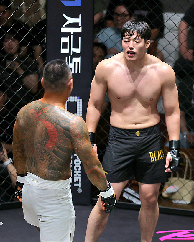 ‘알밤’ 이종구가 2026년 6월 경기도 오산시 종합격투기대회 ‘블랙컴뱃 라이즈 09’에서 ‘세비지’ 홍희원을 상대하고 있다. 이종구는 전국체전 레슬링 금메달 및 주짓수 아시아선수권 은메달, 홍희원은 대한복싱협회 전국복싱우승권 은메달이다. 사진=이교덕 격투기 전문기자 제공