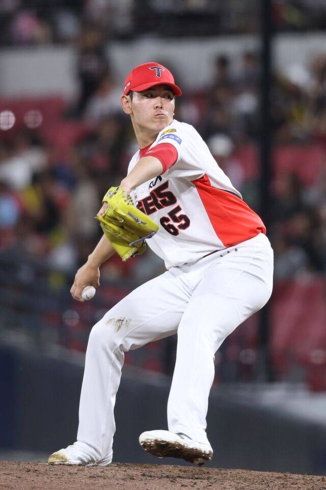 KIA 타이거즈 성영탁이 2일 광주 KIA챔피언스필드에서 열린 롯데 자이언츠와의 홈 경기서 투구하고 있다./KIA 타이거즈 제공