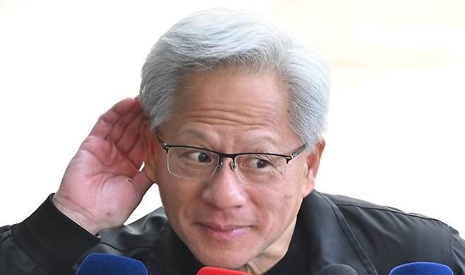 젠슨 황 엔비디아 최고경영자(CEO)가 9일 오전 서울 강서구 김포비즈니스항공센터에서 출국 전 취재진의 질의를 듣고 있다. 임세준 기자