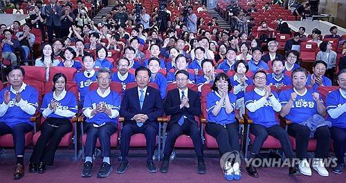 출구조사 결과 발표 지켜보는 민주당 연합뉴스 제공