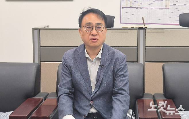 이장섭 청주시장 당선인 인수위원회 김신응 대변인이 9일 청주시청 기자실에서 인수위 구성과 활동 방향에 대해 설명하고 있다. 최범규 기자