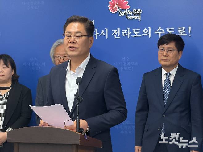 조지훈 전북 전주시장 당선인과 안국찬 인수위원장(사진 오른쪽). 남승현 기자
