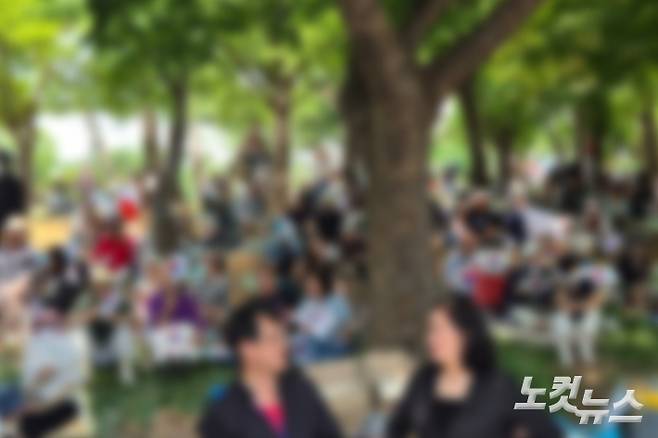 9일 서울 송파구 올림픽공원 핸드볼경기장 앞에는 부정선거론을 내세우며 투표용지 부족 사태에 반발하는 집회가 이어지고 있다. 송선교 기자