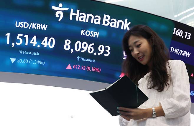 9일 삼성전자와 SK하이닉스 주가가 V자로 반등하며 코스피도 8096.93으로 전날보다 상승 마감했다. 연합뉴스