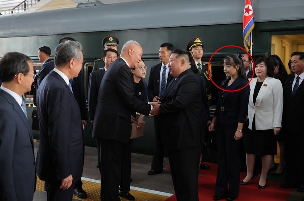 김정은 북한 국무위원장이 2일 현지시간 오후 4시 중국 수도 베이징에 도착했다고 조선중앙통신이 보도했다. 통신이 공개한 사진에 따르면 김 위원장의 딸 주애(붉은 원), 조용원·김덕훈 당 비서, 최선희 외무상 등이 동행했다. 2025.9.2 서울신문DB