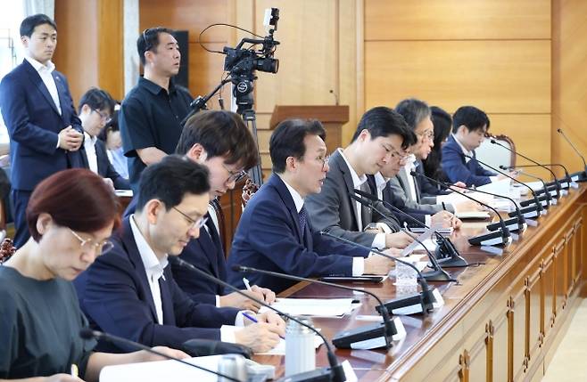 청년정책 관계장관 회의 주재하는 김민석 국무총리 (서울=연합뉴스) 안정원 기자 = 김민석 국무총리가 9일 서울 종로구 정부서울청사에서 청년정책 관계장관 회의를 주재하고 있다. 2026.6.9 jeong@yna.co.kr