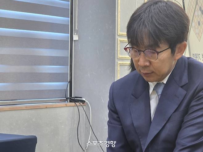 목진석 9단이 9일 전주 왕의지밀에서 열린 제31회 LG배 24강전에서 일본의 후쿠오카 고타로 9단과 대국하고 있다. 전주 | 윤은용 기자