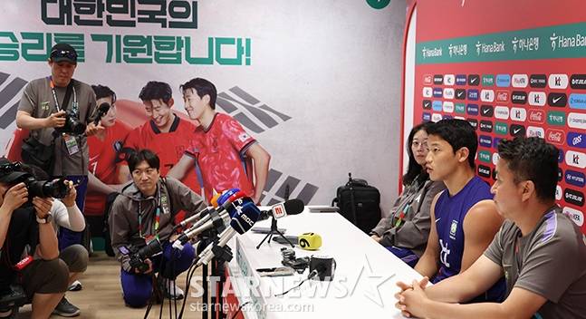 대한민국 축구 국가대표팀이 2026 북중미월드컵을 앞두고 8일 멕시코 과달라하라 치바스 베르데 바예에서 훈련을 진행했다. 황희찬이 훈련에 앞서 인터뷰에 응하고 있다. /사진=김진경 대기자