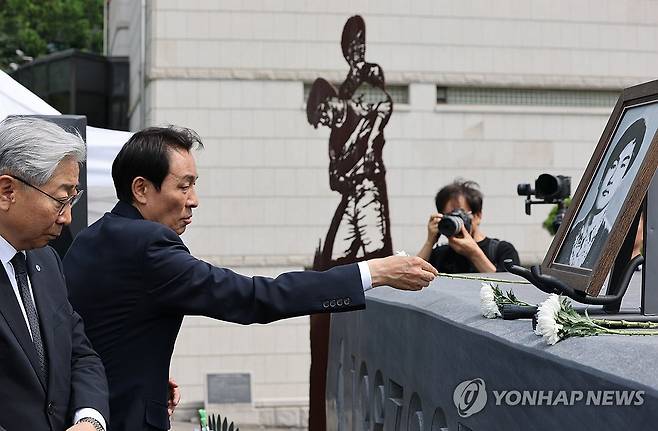 제39주기 이한열 추모식 (서울=연합뉴스) 이진욱 기자 = 9일 서울 서대문구 연세대학교 이한열 동산에서 열린 제39주기 이한열 추모식에 우상호 강원도지사 당선인(오른쪽), 윤동섭 연세대 총장이 헌화하고 있다. 2026.6.9 cityboy@yna.co.kr