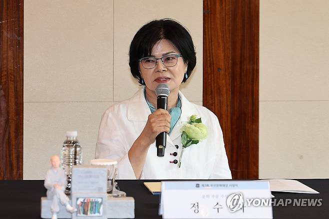 수상소감 말하는 정수자 시인 (서울=연합뉴스) 류효림 기자 = 무산문화대상 문학 부문을 수상한 정수자 시인이 9일 서울 중구 웨스틴 조선 서울 호텔에서 열린 제3회 무산문화대상 수상자 기자회견에서 수상소감을 말하고 있다. 2026.6.9 ryousanta@yna.co.kr