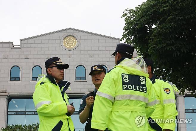 중앙선관위 앞 경계 근무 서는 경찰 (과천=연합뉴스) 임화영 기자 = 4일 경기 과천 중앙선거관리위원회 앞에서 집회 중인 보수 성향 단체의 지선 투표용지 부족 사태 비판 돌발 항의에 대비해 경찰 병력이 경계 근무를 하고 있다. 2026.6.4 hwayoung7@yna.co.kr
