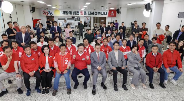 3일 오후 박형준 국민의힘 부산시장 후보가 부산 수영구 국민의힘 부산시당에서 출구조사 결과를 확인하고 있다. 김종진 기자 kjj1761@