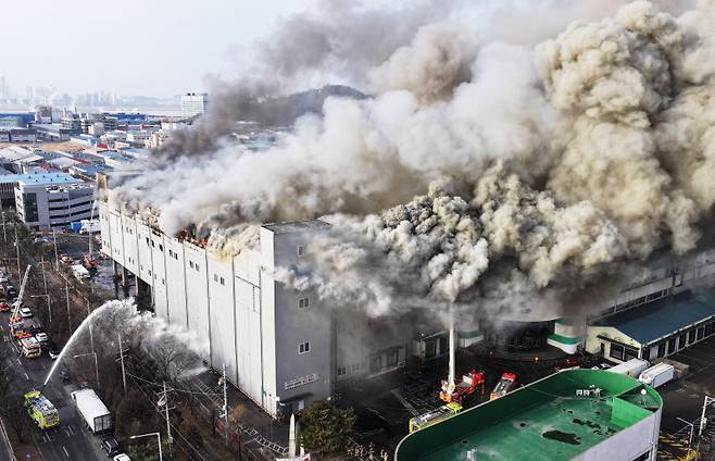 2월3일 경기 시흥 정왕동 SPC삼립 시화공장에서 화재가 발생해 소방관들이 진화작업을 하고 있다. (사진 = 연합뉴스 제공)