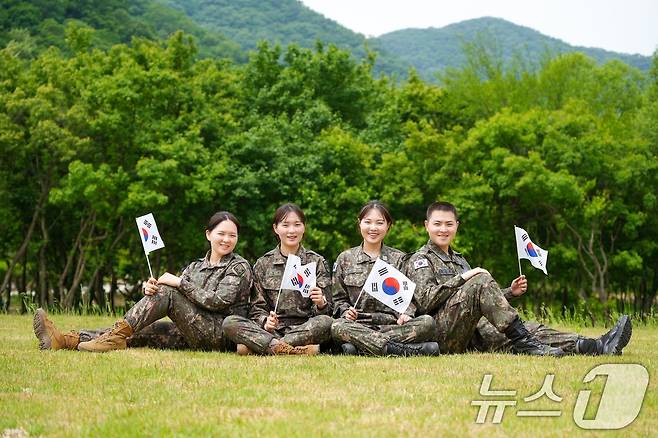 육·해·공군 부사관으로 복무 중인 김문정 중사(왼쪽부터·육군 제5기갑여단), 김문소 중사(육군 제12사단), 김태희 중사(해군 항공사령부), 김준원 하사(공군 제3훈련비행단)가 기념촬영을 하고 있다. (육군 제공. 재판매 및 DB금지) 2026.6.10 ⓒ 뉴스1
