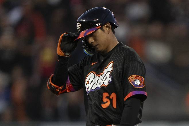 Jun 9, 2026; San Francisco, California, USA; San Francisco Giants right fielder Jung Hoo Lee (51) adjusts his helmet during the fifth inning against the Washington Nationals at Oracle Park. Mandatory Credit: Stan Szeto-Imagn Images연합뉴스