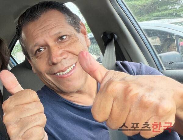 멕시코 축구의 열성 팬인 과달라하라 현지 택시기사 모이세스 씨. ⓒ스포츠한국 김성수 기자