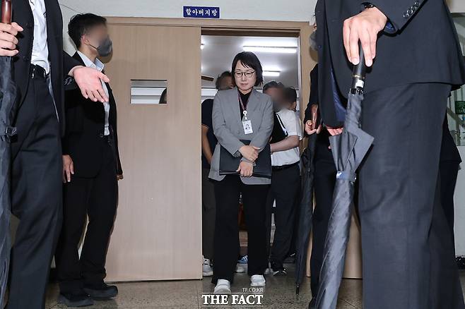 김지연 서울동부지방법원 부장판사가 10일 오후 6·3 지방선거 투표용지 부족 사태가 발생한 잠실7동 제2투표소였던 서울 송파구 우성아파트 노인정의 현장 검증을 마친 뒤 현장을 나서고 있다. /뉴시스