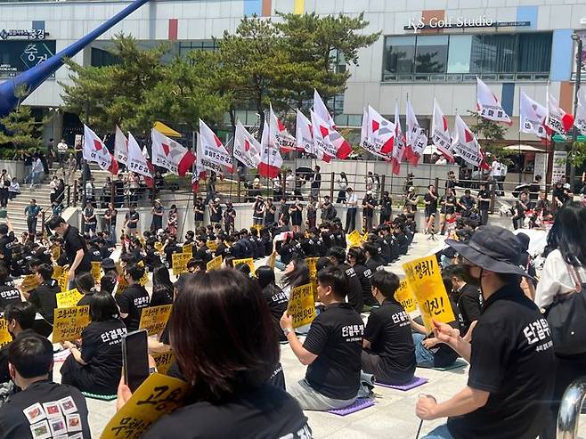 전국화학식품석유산업노동조합 카카오지회가 10일 경기 분당시 판교에서 고용 안정 쟁취와 공동 교섭 촉구를 요구하는 결의대회를 진행하고 있다. ⓒ데일리안 이주은 기자