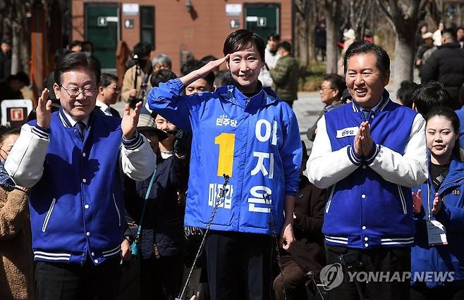 이지은 전 더불어민주당 대변인이 서울 마포갑 국회의원 후보로출마한 지난 2024년 3월 총선 당시 마포구 경의선 숲길에서 시민들에게 경례를 하고 있다. 연합뉴스