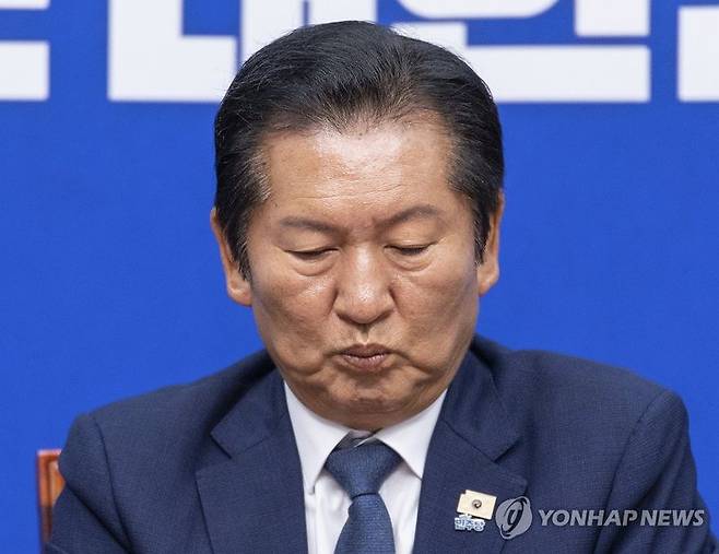 정청래 더불어민주당 대표가 10일 지방선거 이후 첫 공개 최고위원회의에서 발언하고 있다. 연합뉴스