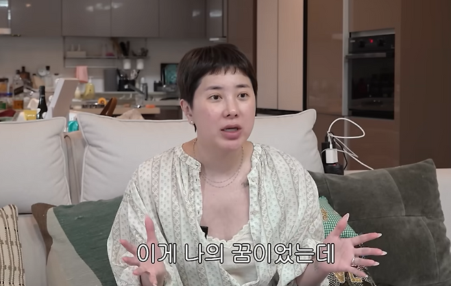 최근 재혼 소식을 전한 가수 서인영이 예비신랑을 향한 애정을 드러냈다. 유튜브 채널 '개과천선 서인영' 영상 캡처