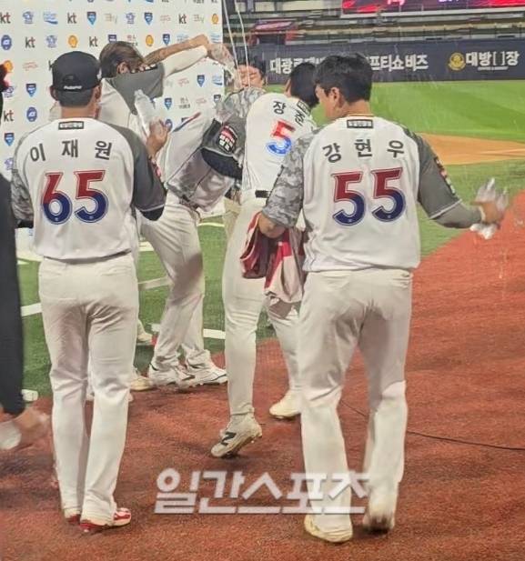 9일 통산 2600안타를 때려낸 김현수를 축하하기 위해 총출동한 후배들. 수원=윤승재 기자