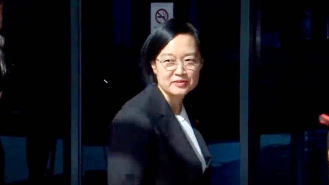 한성숙 국무총리 후보자가 9일 서울 종로구 통의동 인사청문회 준비 사무실로 출근하고 있다. (SBS 캡처)