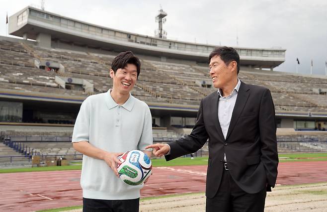 한국축구 레전드 차범근(오른쪽)과 박지성. 강정현 기자