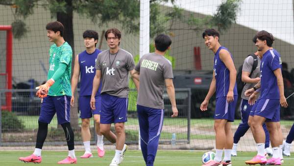 2026 북중미 월드컵에 출전하는 한국 축구 국가대표팀의 홍명보 감독이 8일(현지시간) 멕시코 과달라하라 인근 사포판의 치바스 바예 베르데에서 열린 팀 훈련에서 선수들을 살펴보고 있다. 연합뉴스