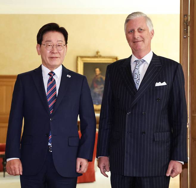 이재명 대통령과 필립 반 데 벨데 벨기에 국왕이 10일(현지시간) 브뤼셀 라켄궁에서 면담에 앞서 기념촬영을 하고 있다. 연합뉴스