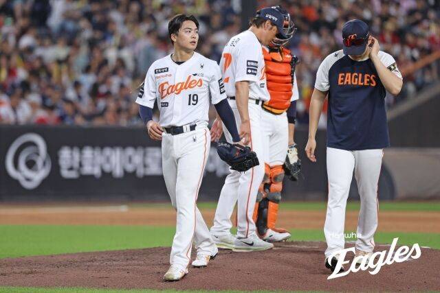 한화 이글스 왕옌청이 9일 대전 한화생명볼파크에서 열린 KIA 타이거즈와의 홈 경기서 투구 후 마운드에서 내려가고 있다./한화 이글스 제공