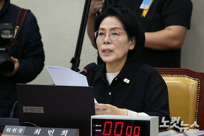 7일 서울 여의도 국회에서 열린 과학기술정보방송통신위원회 전체회의에서 최민희 위원장이 발언을 하고 있다. 윤창원 기자