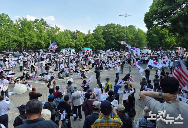 10일 오후 서울 송파구 올림픽공원 핸드볼경기장 앞에서 태극기와 성조기를 들고 "부정선거 재선거"를 외치는 시위가 이어지고 있다. 김지은 기자