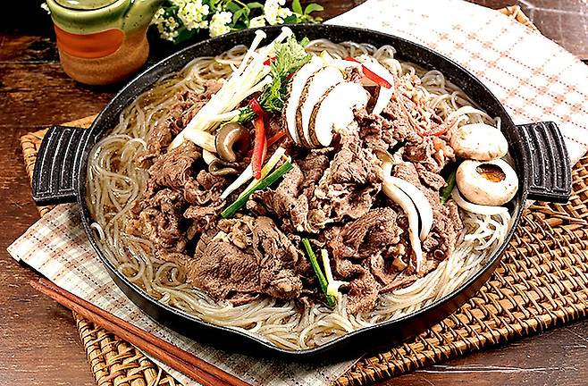 meat자작한 국물에 당면을 넣은 불고기. 게티이미지뱅크