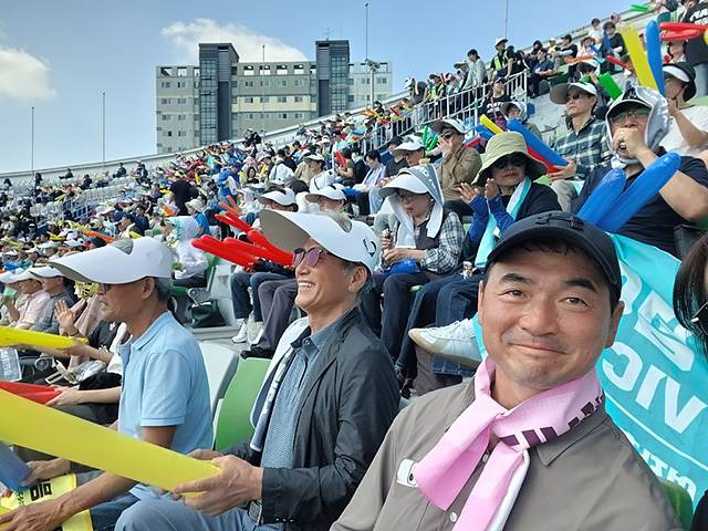 ▲ 5월 23일 내고향여자축구단과 도쿄 베르디 벨레자의 결승전에서 응원 중인 필자(맨 오른쪽) ⓒ정욱식