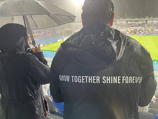 ▲ 5월 20일 수원FC와 내고향여자축구단의 준결승 경기. 왜 왔냐는 질문에 특별한 기회 아니냐며 등을 돌려 'GROW TOGETHER SHINE FOREVER(함께 성장하며 영원히 빛나길)'라는 문구를 보여준 외국인 가족. ⓒ리영희재단