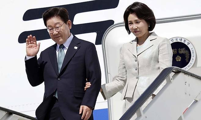 벨기에를 방문한 이재명 대통령과 김혜경 여사가 9일(현지시간) 브뤼셀 멜스부르크 공군 기지에 도착한 공군 1호기에서 환영객에게 인사하고 있다. 연합뉴스