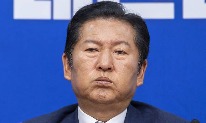 더불어민주당 정청래 대표가 10일 국회에서 지방선거 이후 처음으로 열린 최고위원회의에서 선거 결과에 대한 지도부 책임론을 강조하는 황명선 최고위원의 발언을 듣고 있다. 연합뉴스