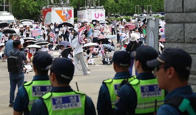 제9회 전국동시지방선거 투표용지 부족 사태에 항의하며 개표소 봉쇄 시위를 이어가고 있는 10일 서울 송파구 올림픽공원 핸드볼경기장에 설치된 개표소 앞에서 시민들이 구호를 외치고 있다. 뉴시스