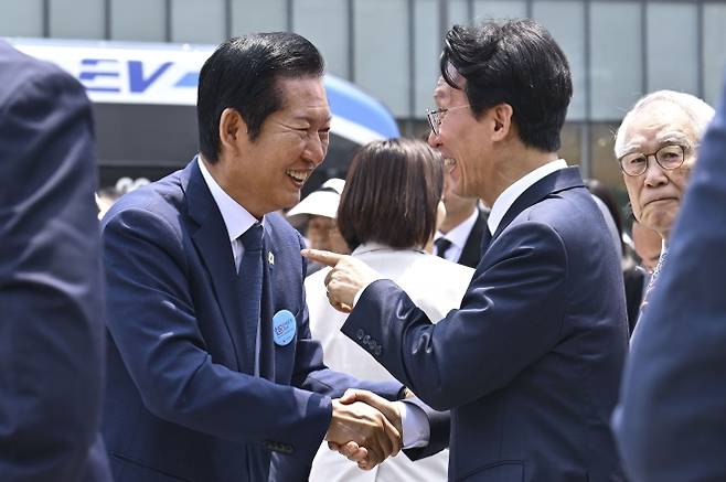 김민석(오른쪽) 국무총리와 정청래 더불어민주당 대표가 10일 서울 광화문광장에서 열린 6·10 만세운동 제100주년 기념식에서 환하게 웃으며 악수하고 있다. 홍윤기 기자