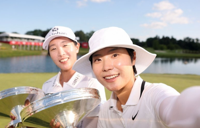 임진희(왼쪽)와 이소미가 지난해 다우 챔피언십 우승 후 기념 촬영을 하고 있다. AFP연합뉴스