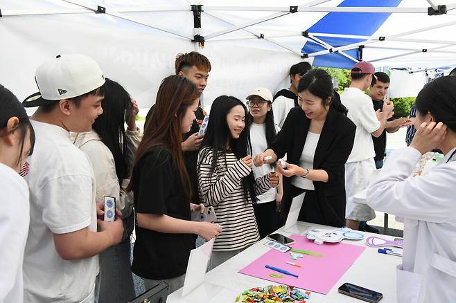 백석대 치위생과 이명진 주임교수(중앙기준 오른쪽)가 구강건강관리도구 맞추기 퀴즈를 통해 외국인 유학생들에게 올바른 사용법을 알려주고 있다. ⓒ백석대 제공