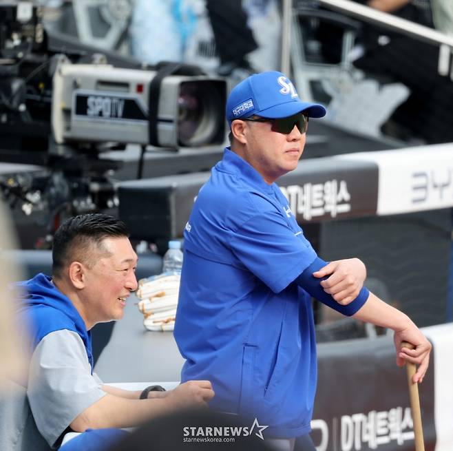 삼성 박진만 감독이 9일 수원KT위즈파크에서 열리는 2026KBO리그 삼성라이온즈와 KT 위즈 경기를 앞두고 훈련하는 선수들을 살피고 있다. 삼성은 KT에 반게임 뒤진 3위다. 2026.06.09. /사진=강영조 cameratalks@