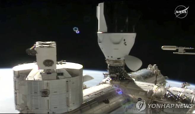 스페이스X 우주선, 15시간 날아 ISS 도킹 성공…4명 안착