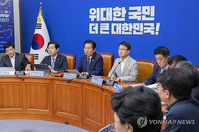 지방선거 이후 첫 공개 최고위에서 발언하는 정청래 대표 (서울=연합뉴스) 황광모 기자 = 더불어민주당 정청래 대표가 10일 국회에서 지방선거 이후 처음으로 열린 최고위원회의에서 발언하고 있다. 2026.6.10 hkmpooh@yna.co.kr