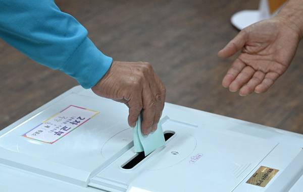 제9회 전국동시지방선거 본 투표일인 3일 창원시 성산구 중앙동행정복지센터 투표소에서 유권자들이 투표하고 있다. /김구연 기자