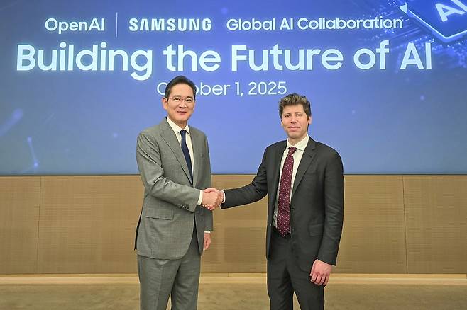 이재용 삼성전자 회장이 1일 삼성전자 서초사옥에서 샘 올트먼 오픈(Open)AI 대표와 '글로벌 AI 핵심 인프라 구축을 위한 상호 협력 LOI(의향서) 체결식'에서 악수하는 모습. 삼성은 오픈AI의 전략적 파트너사로서 반도체, 데이터센터, 클라우드, 해양 기술 등 각사의 핵심 역량을 결집시켜 전방위적인 협력 체계를 구축할 예정이다.(사진=삼성전자)